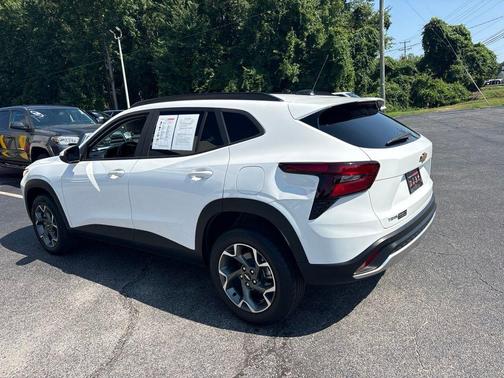 Summit White 2024 Chevrolet Trax LT