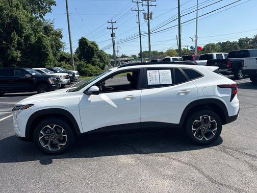 Summit White 2024 Chevrolet Trax LT