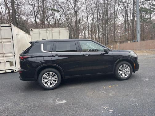 Labrador Black Pearl 2026 Mitsubishi Outlander ES 1.5T S-AWC
