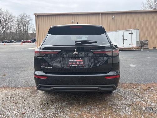 Labrador Black Pearl 2026 Mitsubishi Outlander ES 1.5T S-AWC