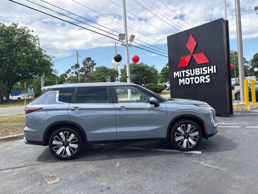 Moonstone Gray Metallic 2026 Mitsubishi Outlander SE 1.5T 2WD