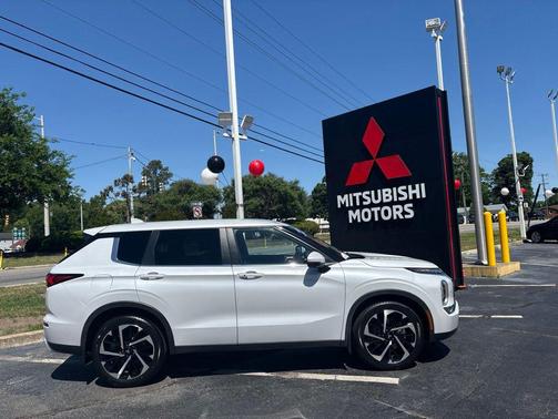 White 2022 Mitsubishi Outlander SE