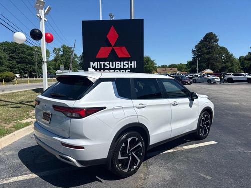 White 2022 Mitsubishi Outlander SE