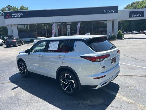 White 2022 Mitsubishi Outlander SE