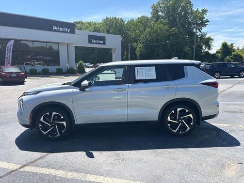 White 2022 Mitsubishi Outlander SE