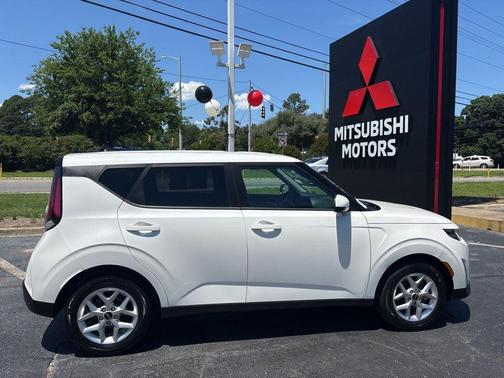 Snow White Pearl 2024 Kia Soul LX
