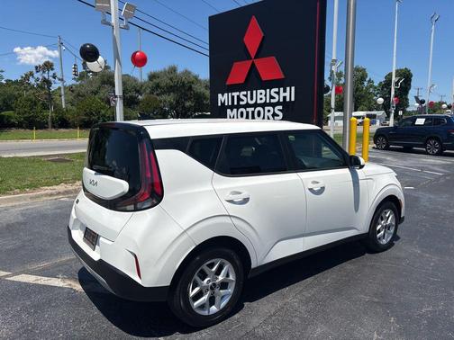 Snow White Pearl 2024 Kia Soul LX