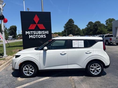 Snow White Pearl 2024 Kia Soul LX