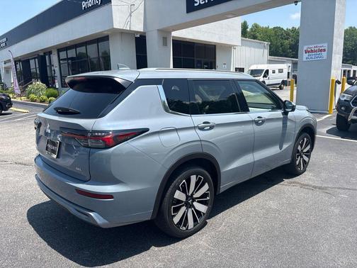 Moonstone Gray Metallic 2026 Mitsubishi Outlander SEL