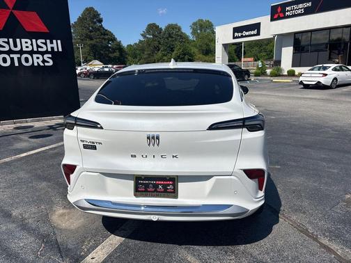 White Frost Tricoat 2025 Buick Envista Avenir FWD