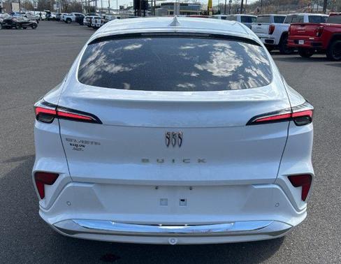 White Frost Tricoat 2025 Buick Envista Avenir FWD