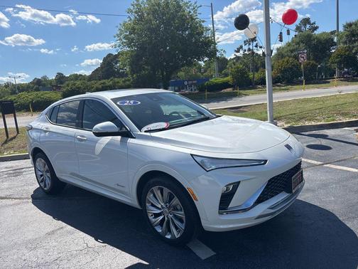 White Frost Tricoat 2025 Buick Envista Avenir FWD