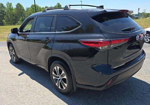 Midnight Black Metallic 2023 Toyota Highlander XLE