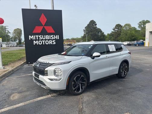 White 2023 Mitsubishi Outlander SEL 2.5 S-AWC