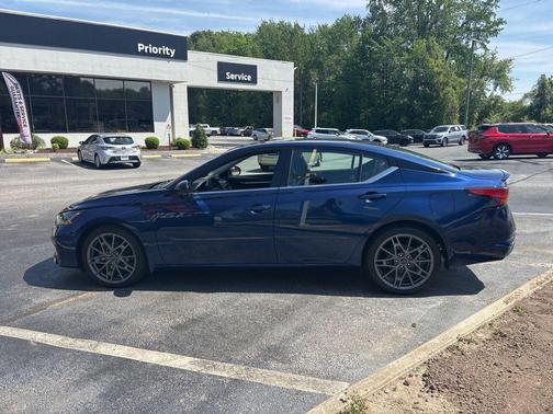 Deep Blue Pearl 2023 Nissan Altima SR VC-Turbo FWD