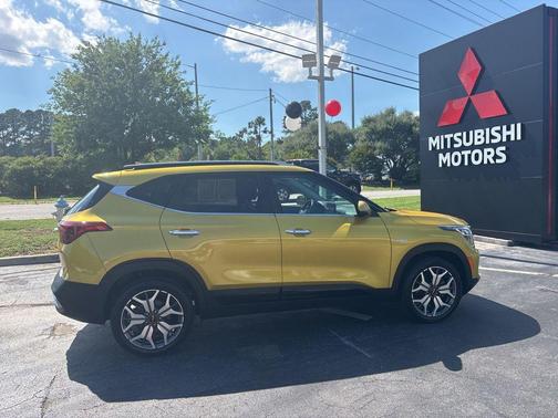 Starbright Yellow/Black Roof 2022 Kia Seltos SX Turbo