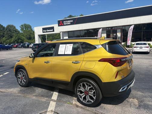 Starbright Yellow/Black Roof 2022 Kia Seltos SX Turbo