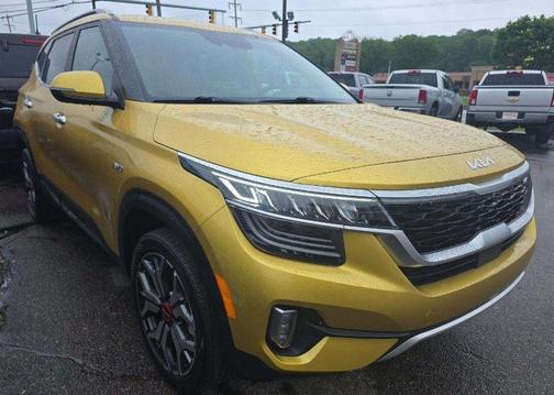 Starbright Yellow/Black Roof 2022 Kia Seltos SX Turbo