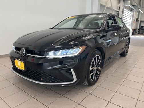 Deep Black Pearl Effect 2025 Volkswagen Jetta 1.5T SE