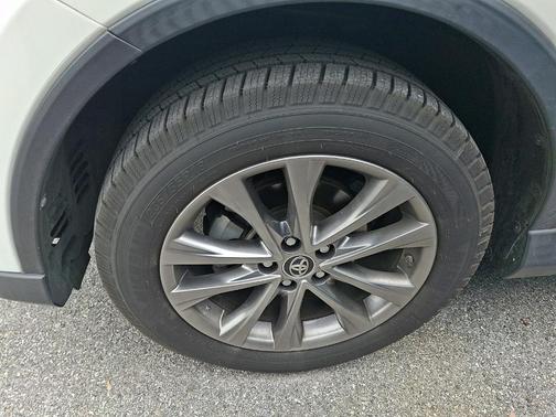 Blizzard Pearl 2018 Toyota RAV4 Hybrid Limited