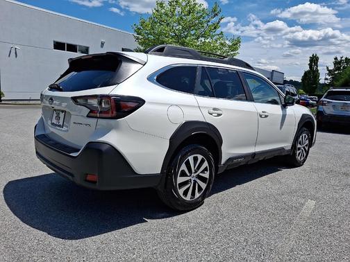 Crystal White Pearl 2025 Subaru Outback Premium