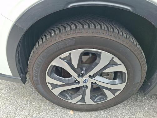 Crystal White Pearl 2020 Subaru Outback Limited