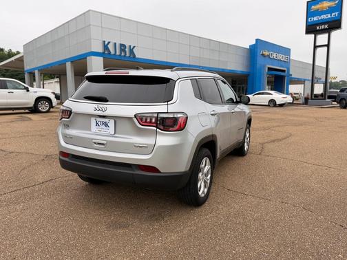 Silver Zynith Metallic Clearcoat 2024 Jeep Compass Latitude