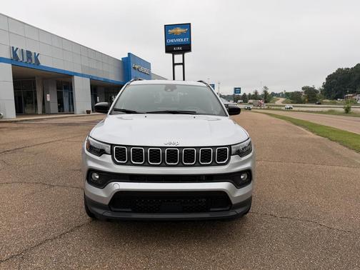 Silver Zynith Metallic Clearcoat 2024 Jeep Compass Latitude