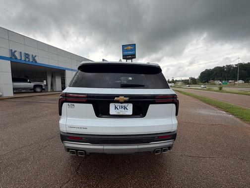 Polar White Tricoat 2026 Chevrolet Traverse LT