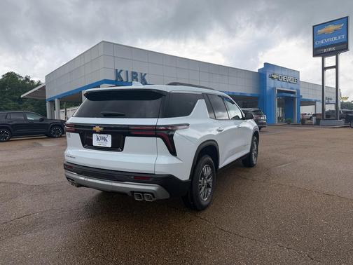 Polar White Tricoat 2026 Chevrolet Traverse LT