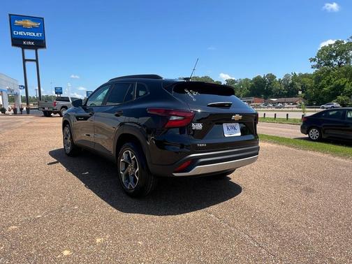 Mosaic Black Metallic 2026 Chevrolet Trax LT
