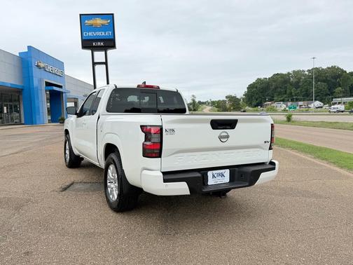 Glacier White 2024 Nissan Frontier SV