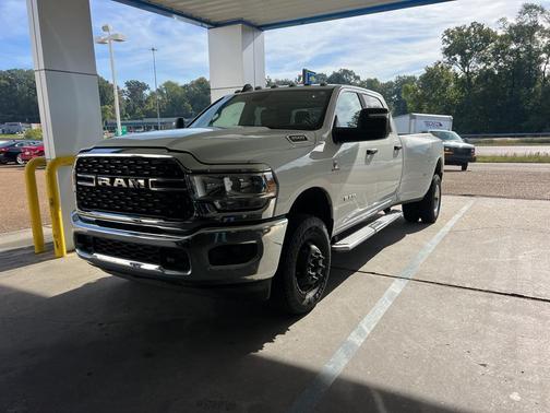 2024 RAM 3500 Big Horn Crew Cab 4x4 8' Box