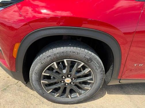 Radiant Red Tintcoat 2026 Chevrolet Traverse LT