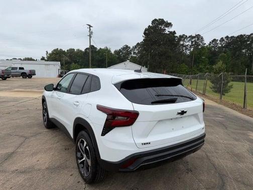 Summit White 2026 Chevrolet Trax FWD 1RS