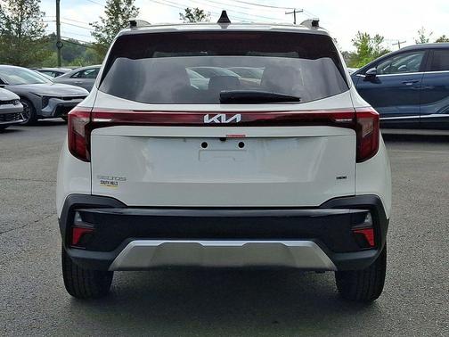 Clear White / Black Roof 2026 Kia Seltos S