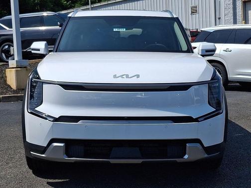 Glacial White Pearl 2026 Kia EV9 Wind