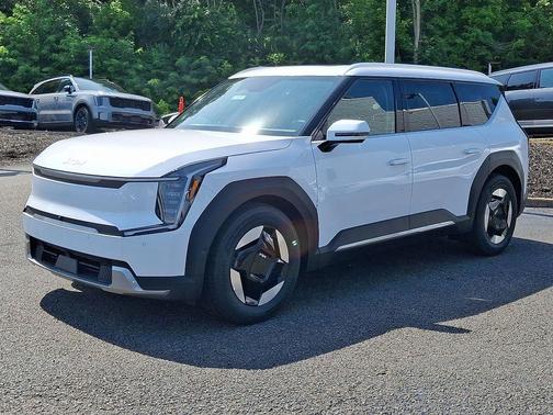 Glacial White Pearl 2026 Kia EV9 Wind