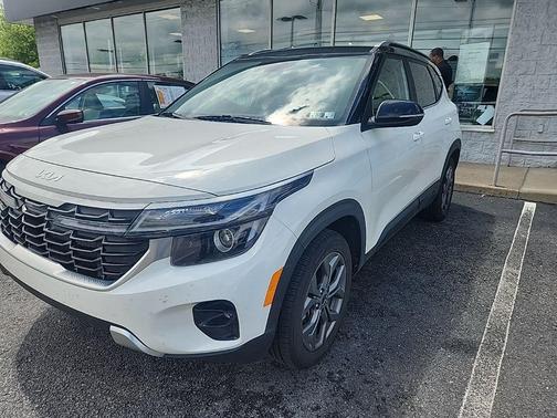 Clear White / Black Roof 2024 Kia Seltos S