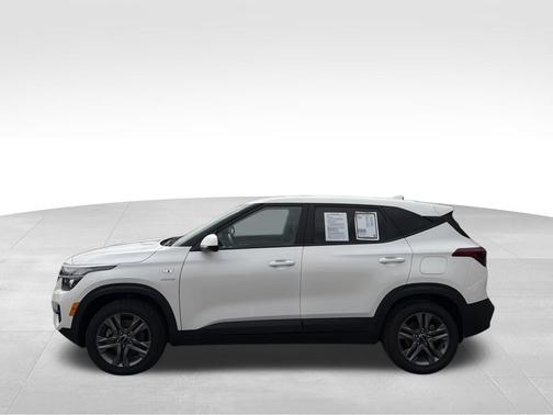 Snow White Pearl 2023 Kia Seltos LX