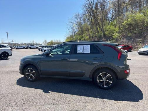 Green 2023 Kia Niro EX