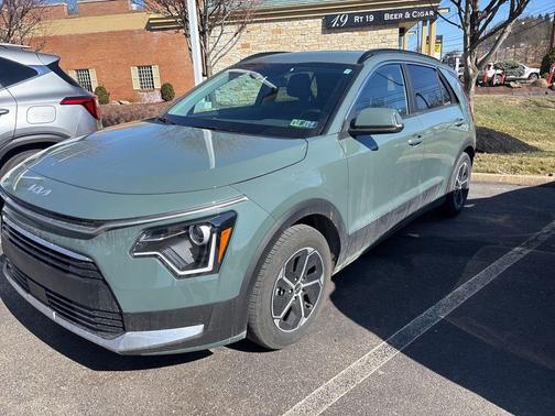 Green 2023 Kia Niro EX