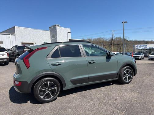Green 2023 Kia Niro EX