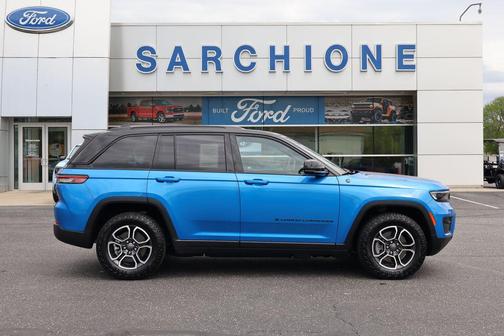 Diamond Black Crystal Pearlcoat 2023 Jeep Grand Cherokee 4xe Trailhawk