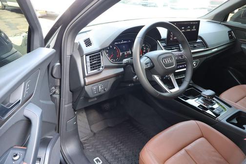 Manhattan Gray Metallic 2025 Audi Q5 40 Premium