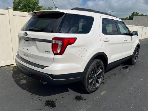 Magnetic Metallic 2018 Ford Explorer XLT