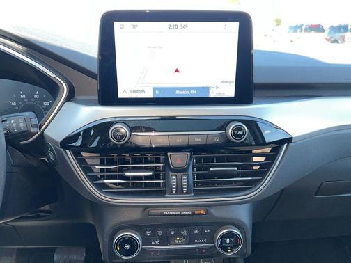 Ingot Silver Metallic 2020 Ford Escape SE