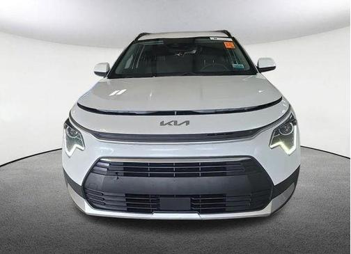 Snow White Pearl 2023 Kia Niro EX