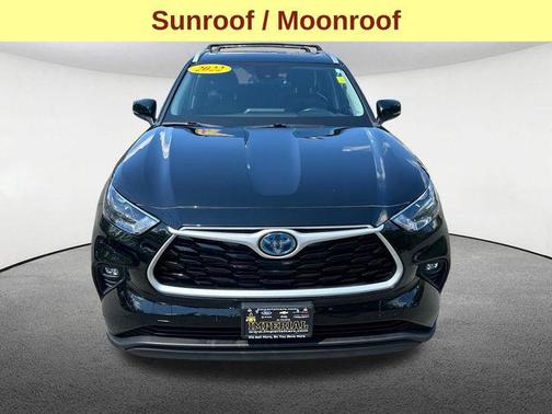 Midnight Black Metallic 2022 Toyota Highlander Hybrid XLE