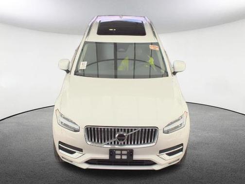 Crystal White Pearl 2025 Volvo XC90 B6 Plus 7-Seater